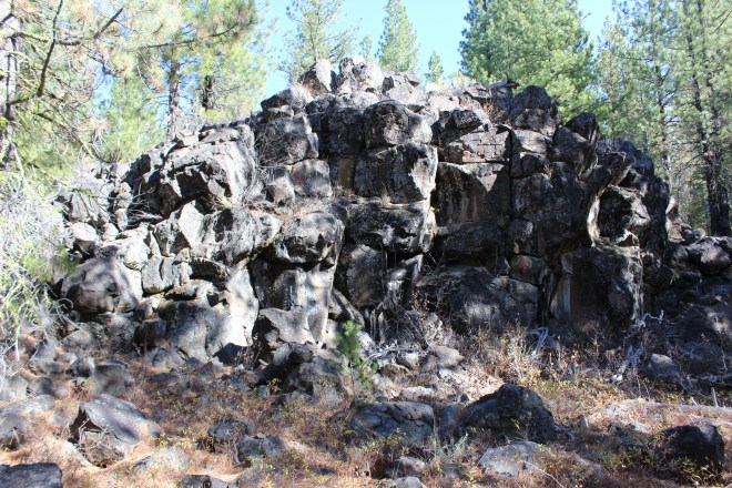 Beautiful rock croppings all along the trail 