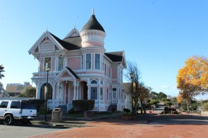 Road across the streey has a San Francisco feel