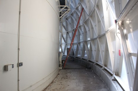 This is the walkway outside the lung and the air is really strong when you walk in here