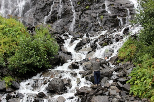 Lee directing the falls