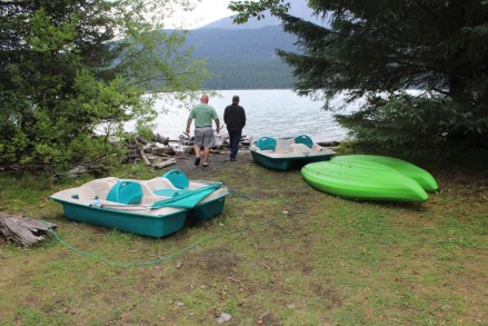 They can use any of the boats on the lakje